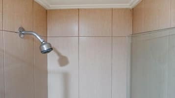Kamar | Kamar mandi | Shower dan handuk
