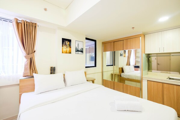 1 bedroom, free WiFi, bed sheets - Comfy And Homey Studio Room At Meikarta Apartment (Cikarang)