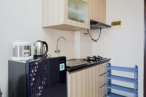 Refrigerador, placa de cocina, utensilios de cocina