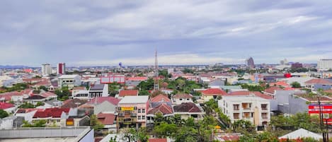 Un paisaje urbano con diversos edificios, incluyendo residenciales y comerciales.