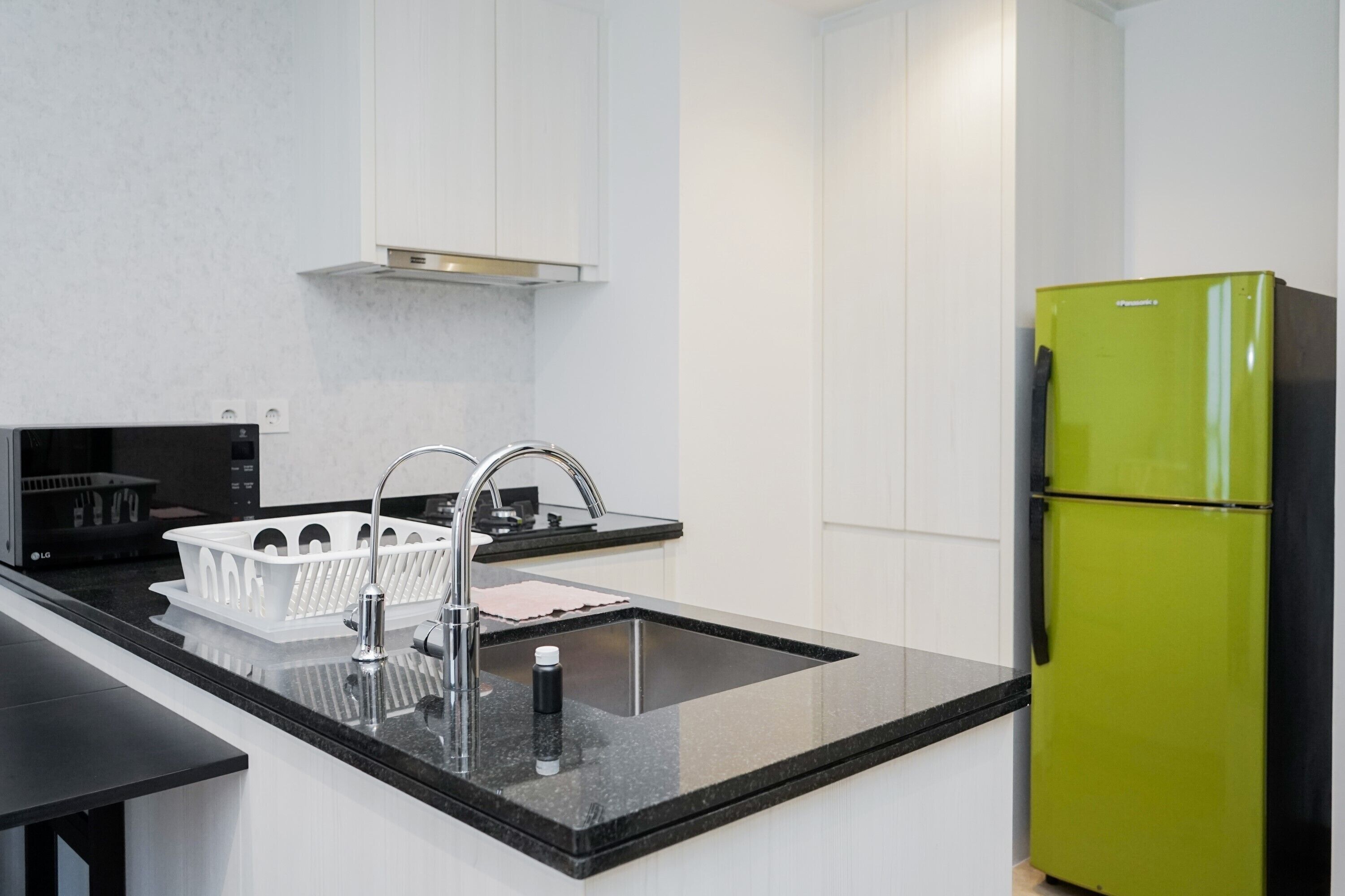 Kamer | Privékeuken | Een koelkast, een kookplaat, een waterkoker, kookgerei, borden en bestek