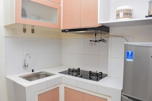 Room | Private kitchen | Fridge, stovetop, cookware/dishes/utensils - Comfy 2Br At Northland Ancol Apartment (Jakarta)
