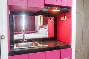 Private kitchen - Cozy And Vibrant Studio Apartment At Taman Melati Surabaya (Surabaya)