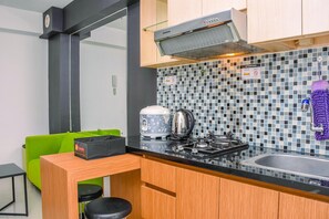 Quarto | Cozinha privada | Geladeira, cooktop, talheres/pratos/utensílios de cozinha