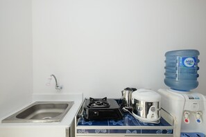 Habitación | Cocina privada | Frigorífico, placa de cocina y utensilios de cocina