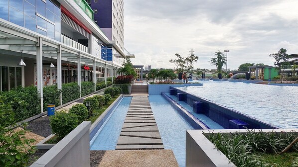 Outdoor pool - Homey And Comfortable Studio At Green Pramuka City Apartment (Jakarta)
