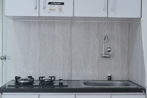 Private kitchen - Homey And Comfortable Studio At Green Pramuka City Apartment (Jakarta)