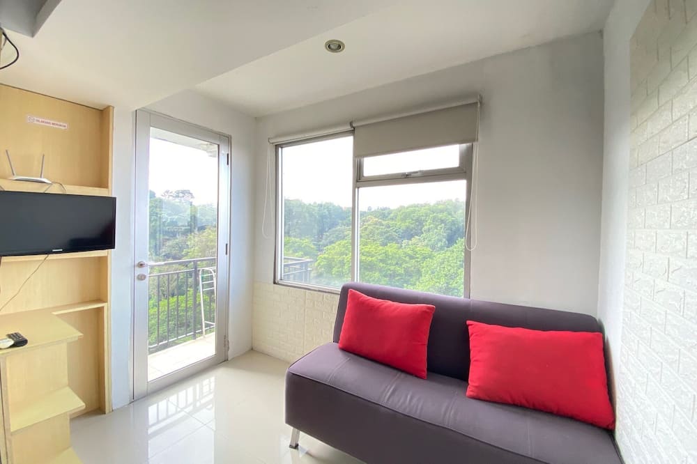 Comfortable 2Br Apartment Ac In Living Room At The Jarrdin Cihampelas