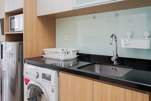 Private kitchen - Cozy Studio Apartment At Menteng Park (Jakarta)