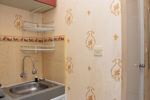 Habitación | Cocina privada | Frigorífico, placa de cocina y utensilios de cocina