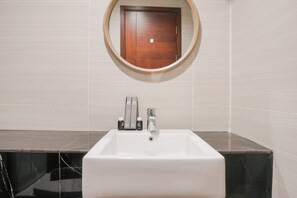 Bathroom - Minimalist Studio Room With City View At West Vista Apartment (Jakarta)