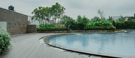 Una piscina al aire libre