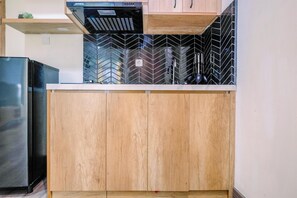Room | Private kitchen | Fridge, stovetop, cookware/dishes/utensils - Simply 1Br Apartment At Pejaten Park Residence (Jakarta)