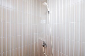 Habitación | Baño | Regadera y toallas 