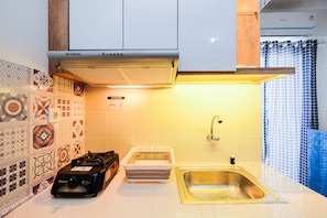 Room | Private kitchen | Fridge, stovetop, cookware/dishes/utensils - Simple And Homey Studio Room At Cinere Resort Apartment (Depok)