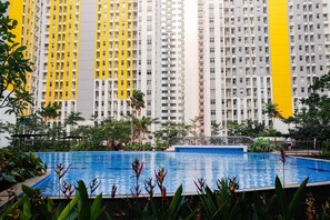 Outdoor pool - Simply Good Studio Room Apartment At Springlake Summarecon (Bekasi)