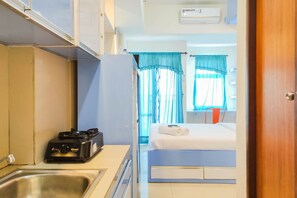 Room | Private kitchen | Fridge, stovetop, cookware/dishes/utensils