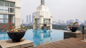 Outdoor pool - Spacious And Nice 2Br At One Cik Ditiro Apartment (Jakarta)