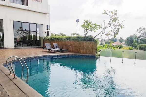 Outdoor pool - Cozy And Simply Studio At Serpong Greenview Apartment (South Tangerang)