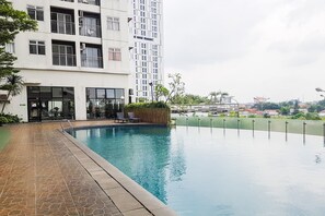 Outdoor pool - Cozy And Simply Studio At Serpong Greenview Apartment (South Tangerang)