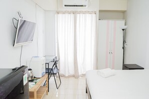 1 bedroom, free WiFi, bed sheets - Nice And Spacious Studio At Serpong Greenview Apartment (South Tangerang)