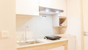 Værelse | Privat køkken | Køleskab, kogeplade, køkkentøj/tallerkener/redskaber