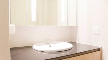 Chambre | Salle de bain | Douche, serviettes fournies