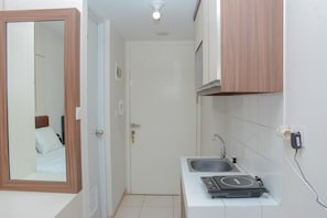 Private kitchen - Comfort Studio At Springlake Summarecon Apartment (Bekasi)