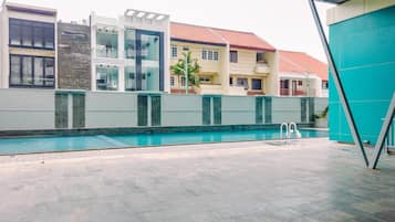 Una piscina al aire libre