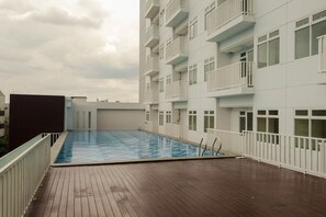 Outdoor pool - Cozy Living Studio At Westpoint Apartment (Jakarta)