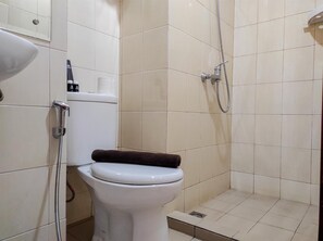 Bathroom - Cozy Studio At Vida View Makassar Apartment (Makassar)
