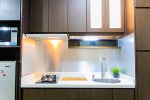 Huone | Yksityinen keittiö | Jääkaappi, liesi, vedenkeitin, keittoastiat/astiat/ruokailuvälineet