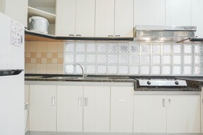 Private kitchen - Comfortable 2Br At Pangeran Jayakarta Apartment (Jakarta)