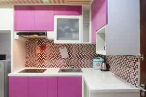 Habitación | Cocina privada | Refrigerador, parrilla de estufa y utensilios de cocina