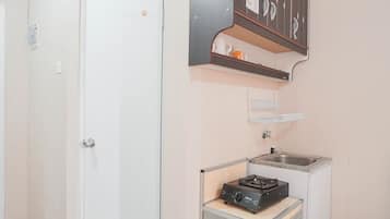 Værelse | Privat køkken | Køleskab, kogeplade, køkkentøj/tallerkener/redskaber