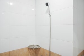 Room | Bathroom | Shower, towels - Comfy Studio Green Pramuka City Apartment Near Mall (Jakarta)