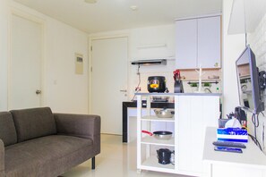 TV - Elegant 1Br Apartment At Tuscany Residences (South Tangerang)