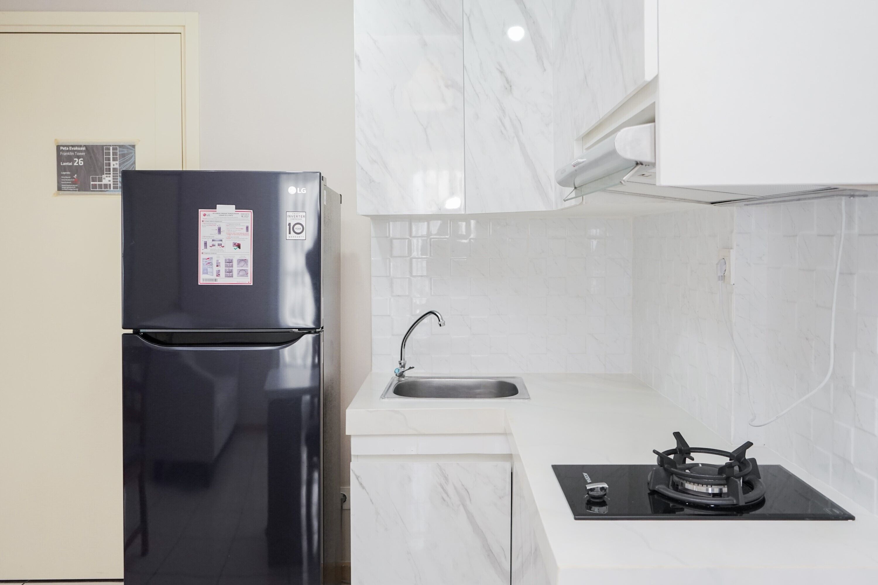 Refrigerador, placa de cocina, tetera/pava eléctrica