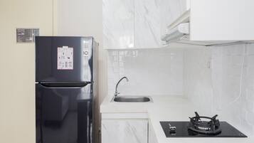 Refrigerador, placa de cocina, tetera/pava eléctrica