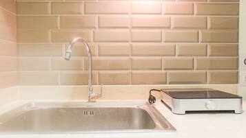 Kamar | Dapur pribadi | Lemari es, kompor, dan peralatan masak/sendok-piring