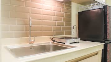 Room | Private kitchen | Fridge, stovetop, cookware/dishes/utensils