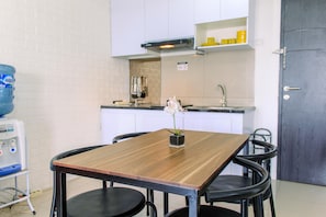 1 bedroom, free WiFi, bed sheets - Big Studio Room And Comfy Baileys Apartment (South Tangerang)