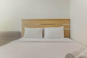 1 bedroom, bed sheets - Comfy And Homey Studio Room At Grand Kamala Lagoon Apartment (Bekasi)