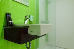 Bathroom - Best View & Cozy Studio Apartment At The Square (Surabaya)