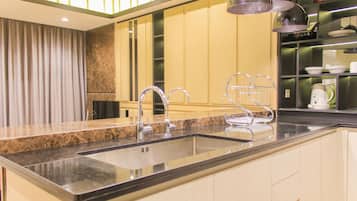 Room | Private kitchen | Fridge, stovetop, cookware/dishes/utensils