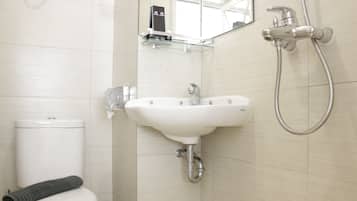 Habitación | Baño | Regadera y toallas