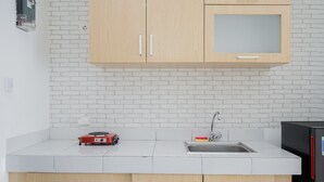 Room | Private kitchen - Comfy Studio Casa De Parco Apartment With Great City View (Pagedangan)