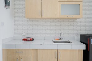 Room | Private kitchen | Fridge, stovetop, cookware/dishes/utensils - Comfy Studio Casa De Parco Apartment With Great City View (Pagedangan)