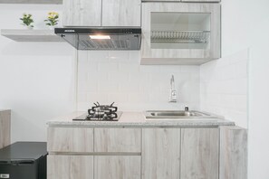 Room | Private kitchen | Fridge, stovetop, cookware/dishes/utensils - Cozy And Nice Studio At Amethyst Apartment (Jakarta)