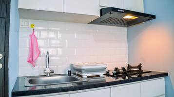 Room | Private kitchen | Fridge, stovetop, cookware/dishes/utensils